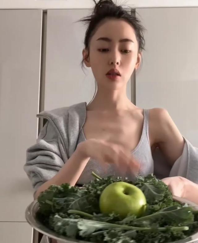 佟大为 佟大为吃水煮菜显老引争议？网友心疼，明星减肥成行业“潜规则”