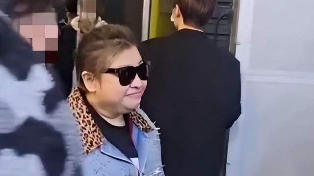 女人味 韩红成功减重40斤扎丸子头穿牛仔裤瘦出迷人线条，女人味十足