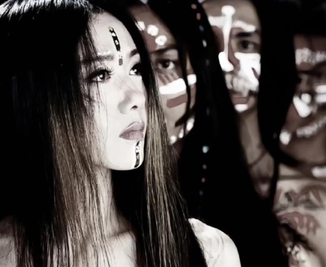 杨丽萍|神造面孔魔鬼身材!程潇泳装魅惑似妲己,刘亦菲杨丽萍天选之女