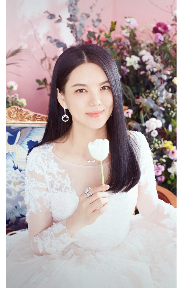 47岁李湘疑定居英国生活好!前夫离婚后成老赖,被列为失信执行人