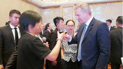 起底贵州涉黑歌手野马:曾向德国前总统敬酒,疑似把年龄改小9岁