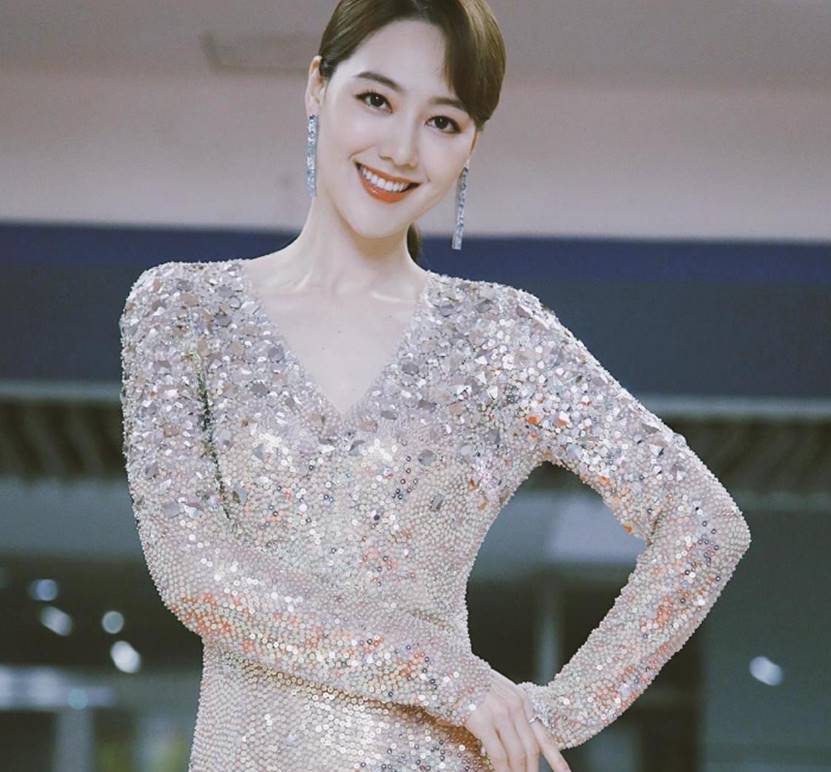 央视主持王冠重返舞台,尼格买提目不转睛,网友直言天生一对