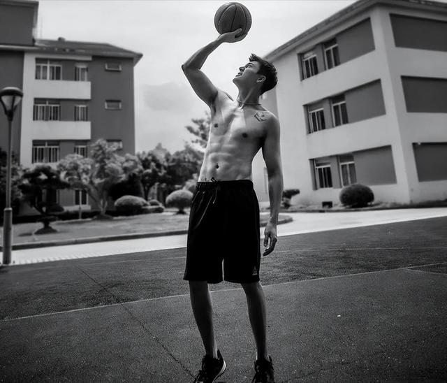 被过度健身“毁掉”的明星，脱发憔悴，干瘪，越练越老了