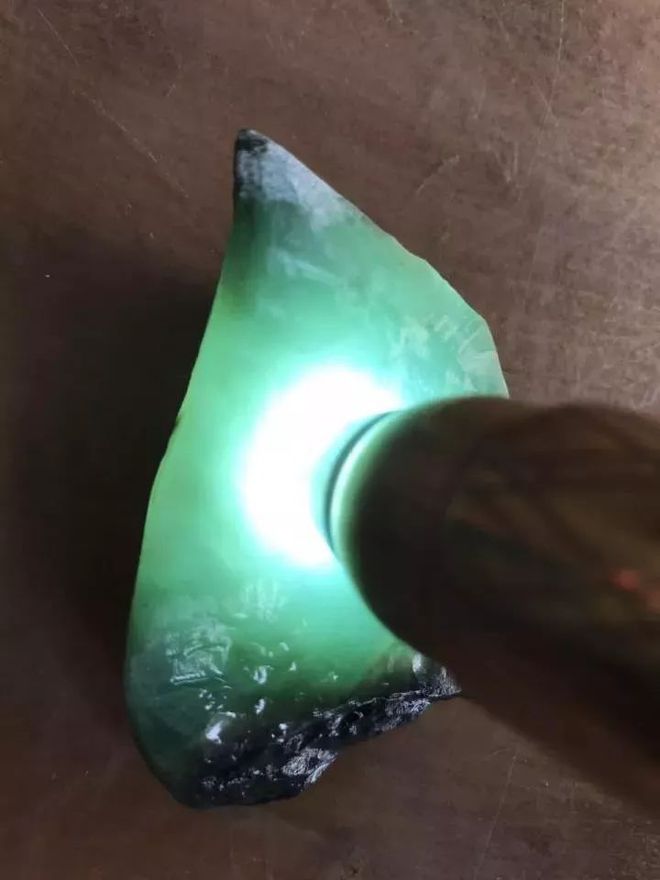 一块80克的翡翠原石,雕刻出的成品如何?