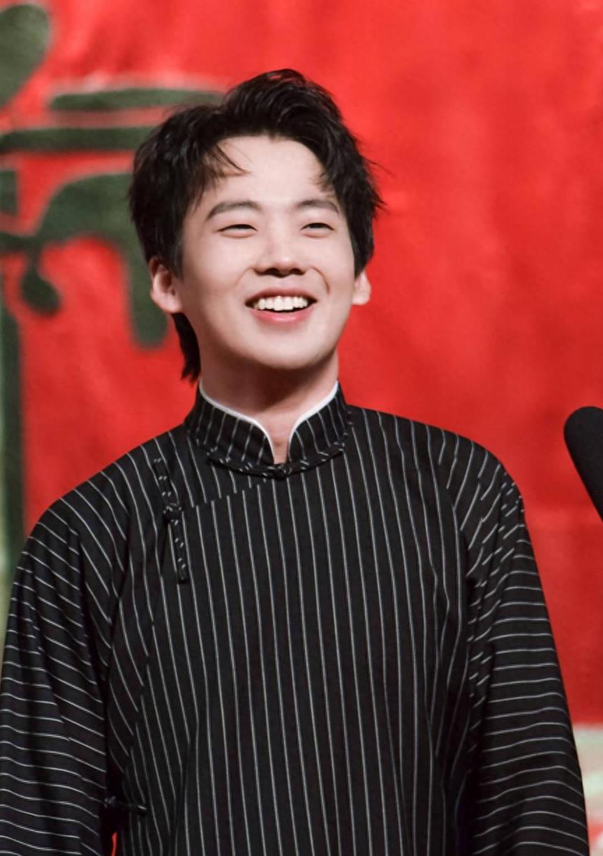 曝郭德纲移民澳洲住富人区，全家穿睡衣出门，8岁的儿子不上学争议