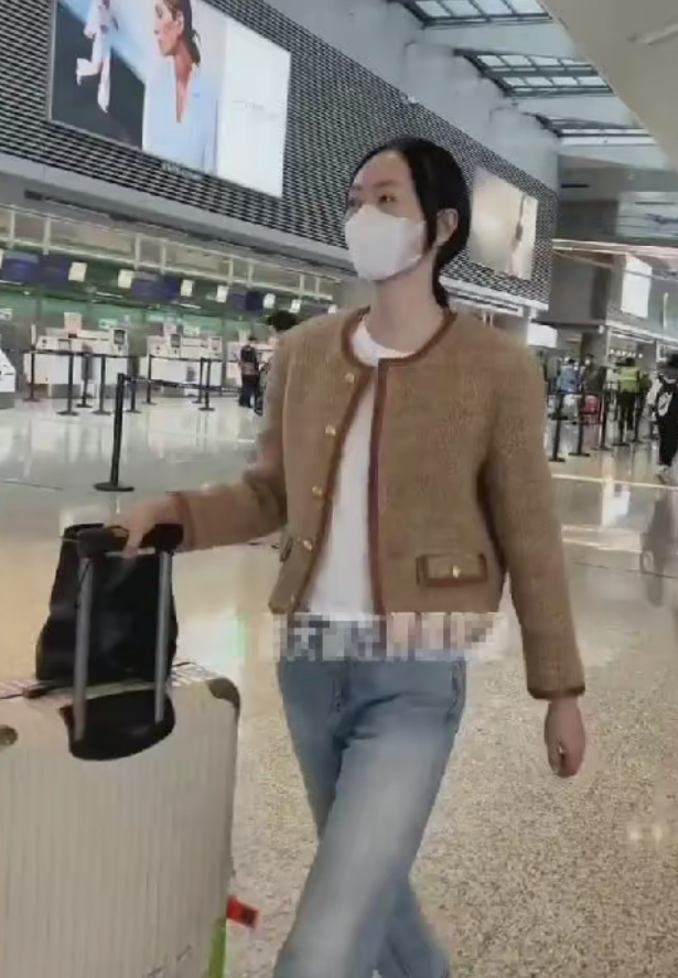 童瑶|37岁童瑶被猜怀孕，素颜出镜掉发严重脑门发亮，肚子凸起明显