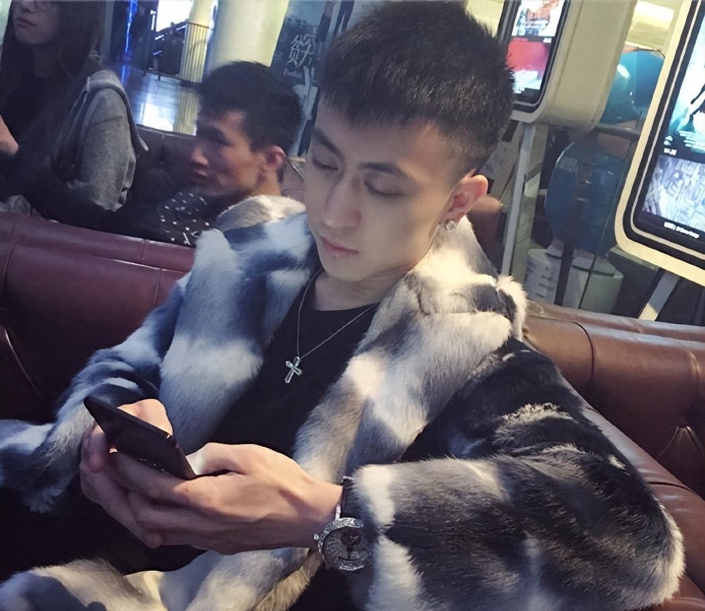 大瓜!网友曝被秦奋害到抢救,并称曝其更多黑料,反转来的太快