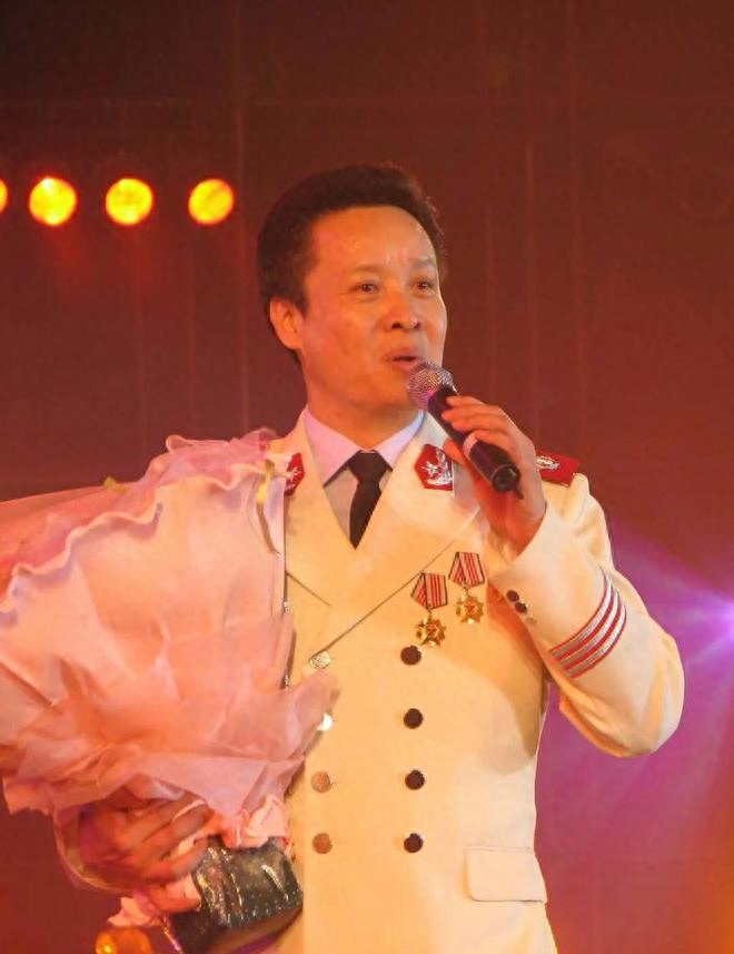 66岁阎维文:穿“天价”衣服,开班“圈钱”,评论区“已沦陷”