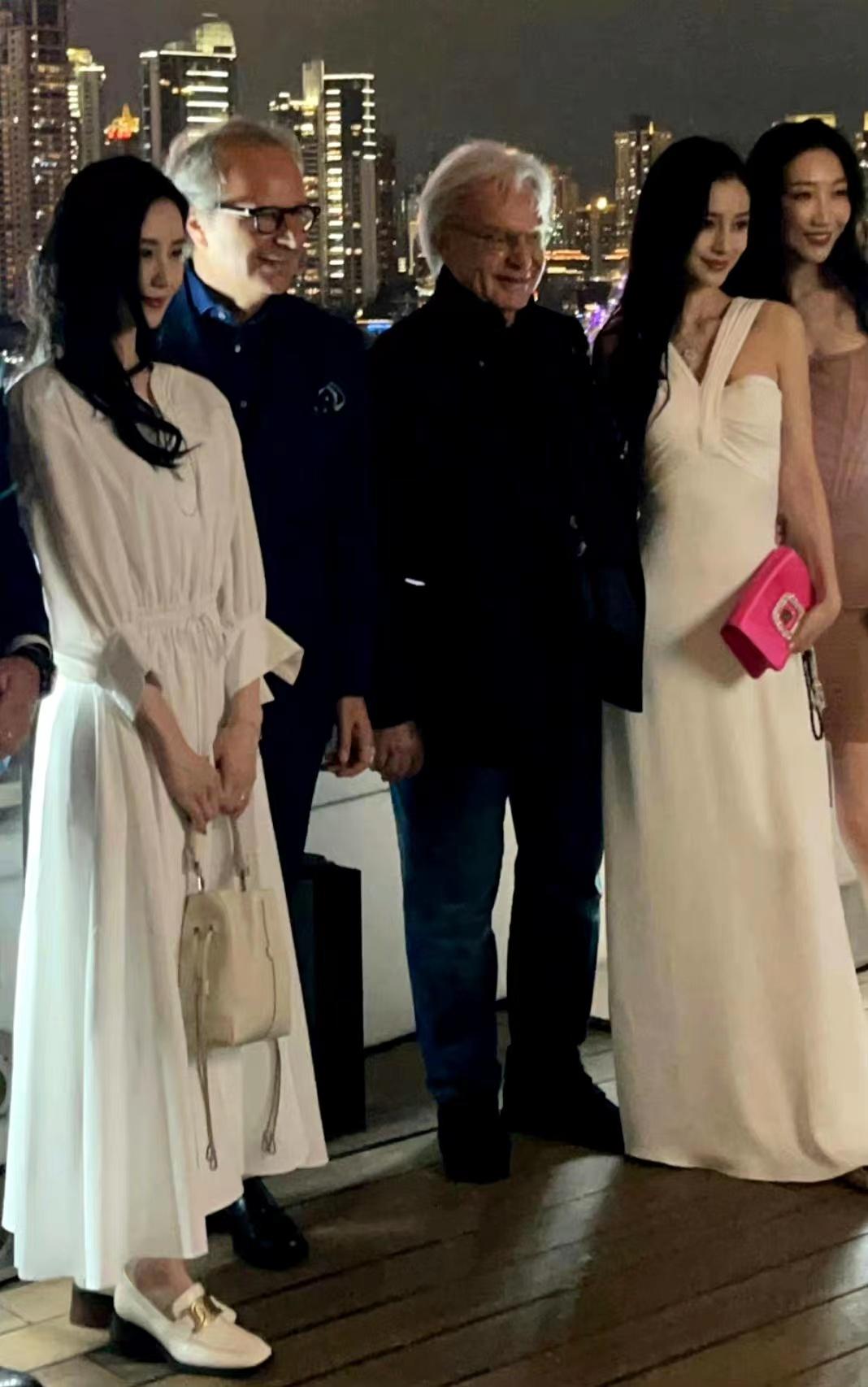 刘诗诗|刘诗诗人淡如菊!踩平底鞋与baby比美,同款衬衫卖断货