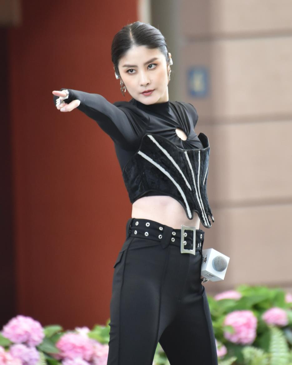 陈慧琳|51岁陈慧琳宝刀未老，身穿露腰装又唱又跳，气场全开