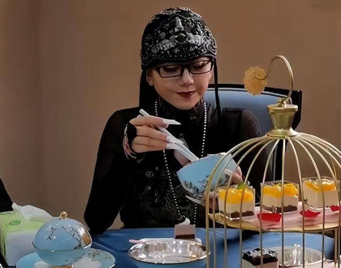 杨丽萍|64岁杨丽萍在云南款待刘畊宏,穿白裙水蛇腰瞩目,点头握手太谦逊