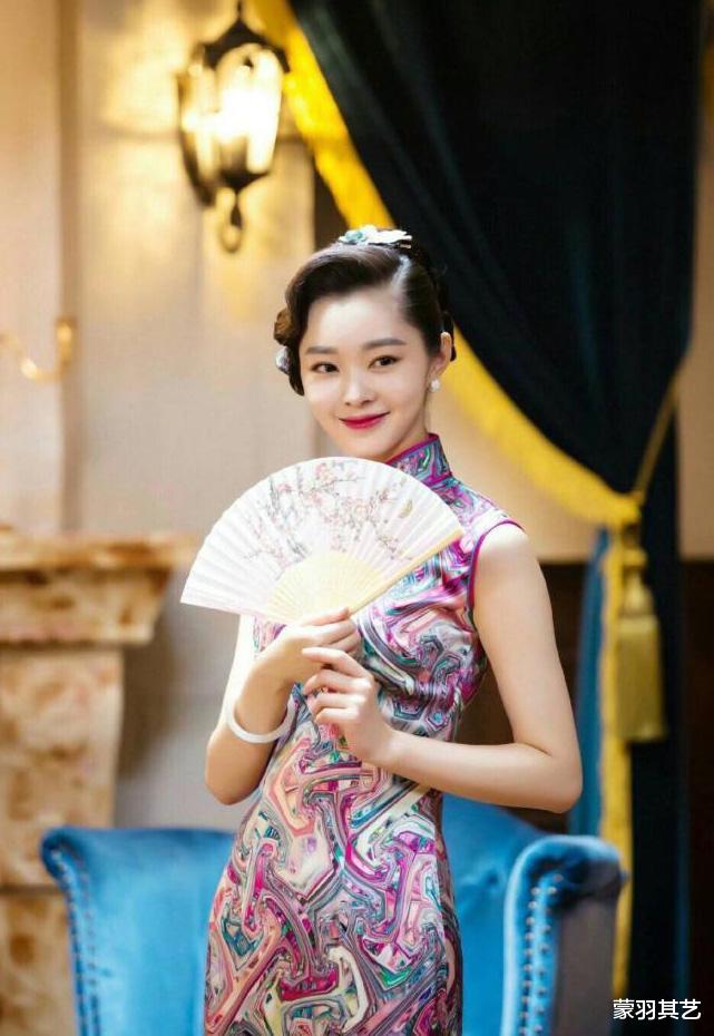 宋轶抱娃晒家人照，评论区一半夸她腿好看，一半夸她嫂子美