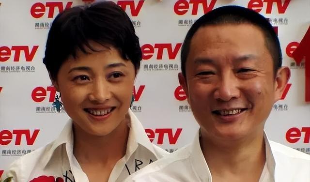 宋佳:靠“吊带”上位,与已婚名导同居,43岁的她活得又酷又飒