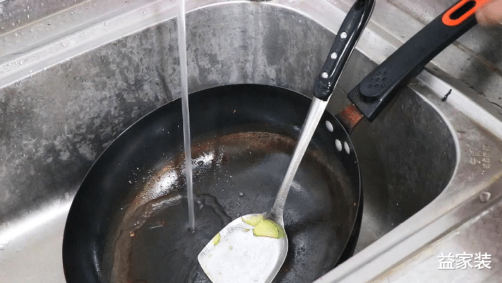 |刚炒完菜的锅,为啥不能立马用水冲?多亏内行人提醒:涨知识了
