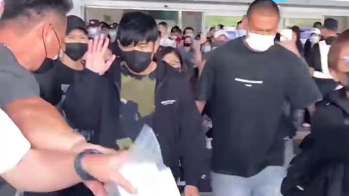 演唱会|天王嫂素颜现身吃香港街边小店，老公连开7场演唱会不忘北上捞金 ?