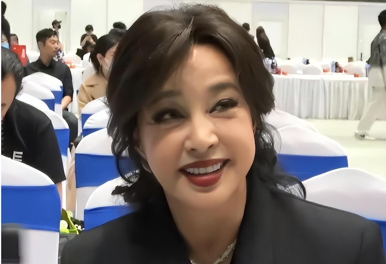 王馥荔 当刘晓庆和74岁王馥荔同框，在科技脸的对比下，就知道自然老去有多美