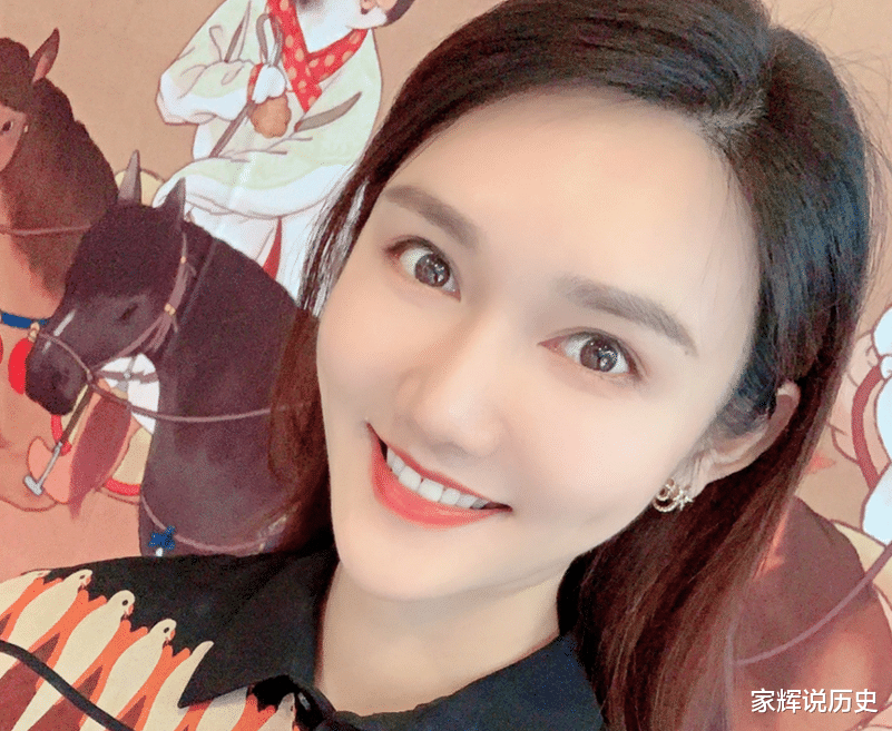 龙洋:从湖南走出的央视著名主持人,男友在雾中迷路了