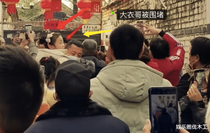 朱之文|朱小伟家成春节打卡胜地!门口围水泄不通,大衣哥穿貂秀智能手机