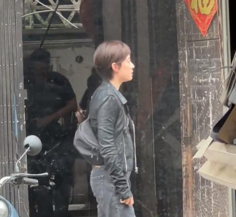 孙俪|孙俪拍《乌云之上》路透曝光,居民街未封街获好感,素颜短发帅气
