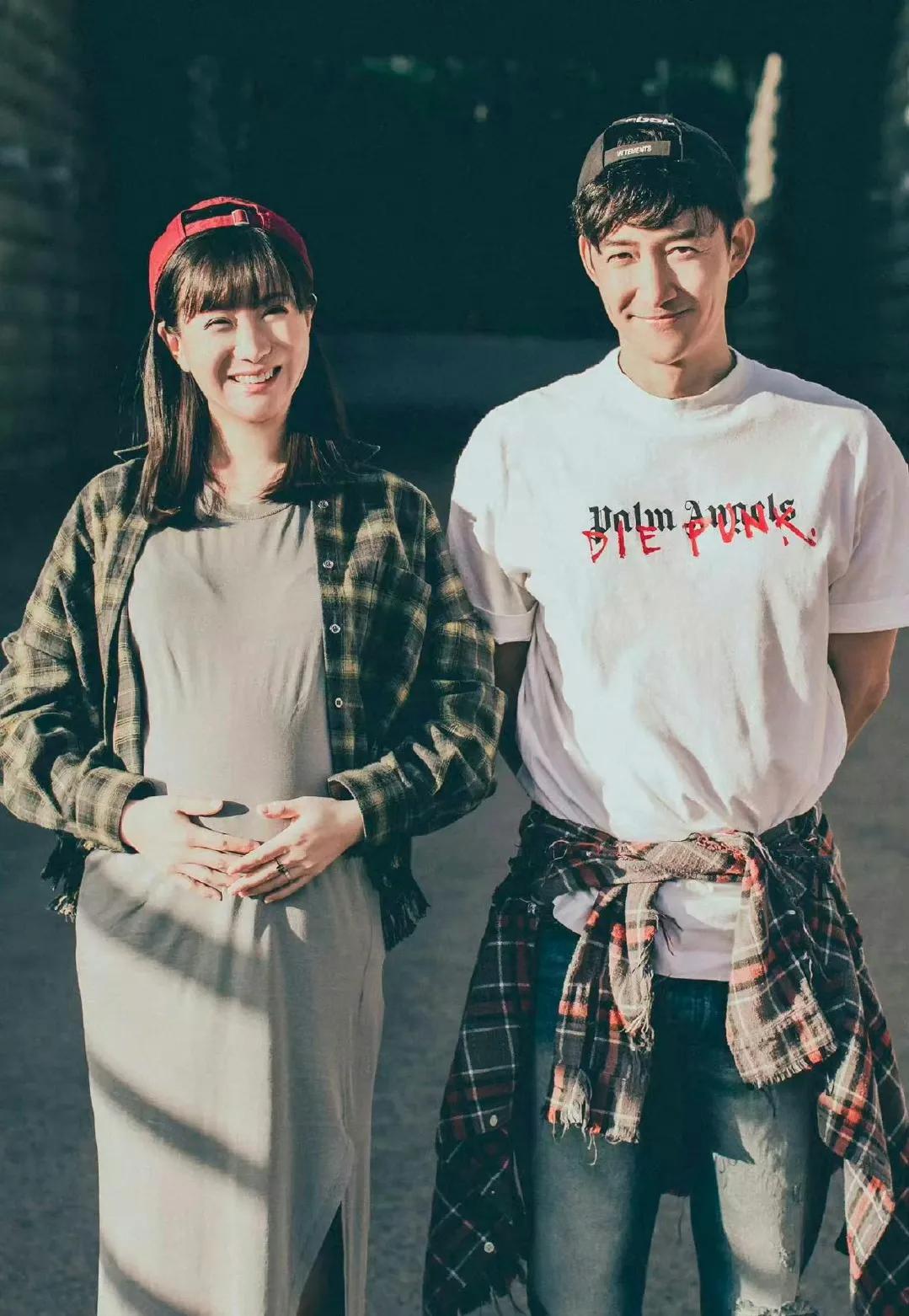 王阳携妻女现身机场,41岁高斯少女感依然,2岁女儿眼睛很像妈妈