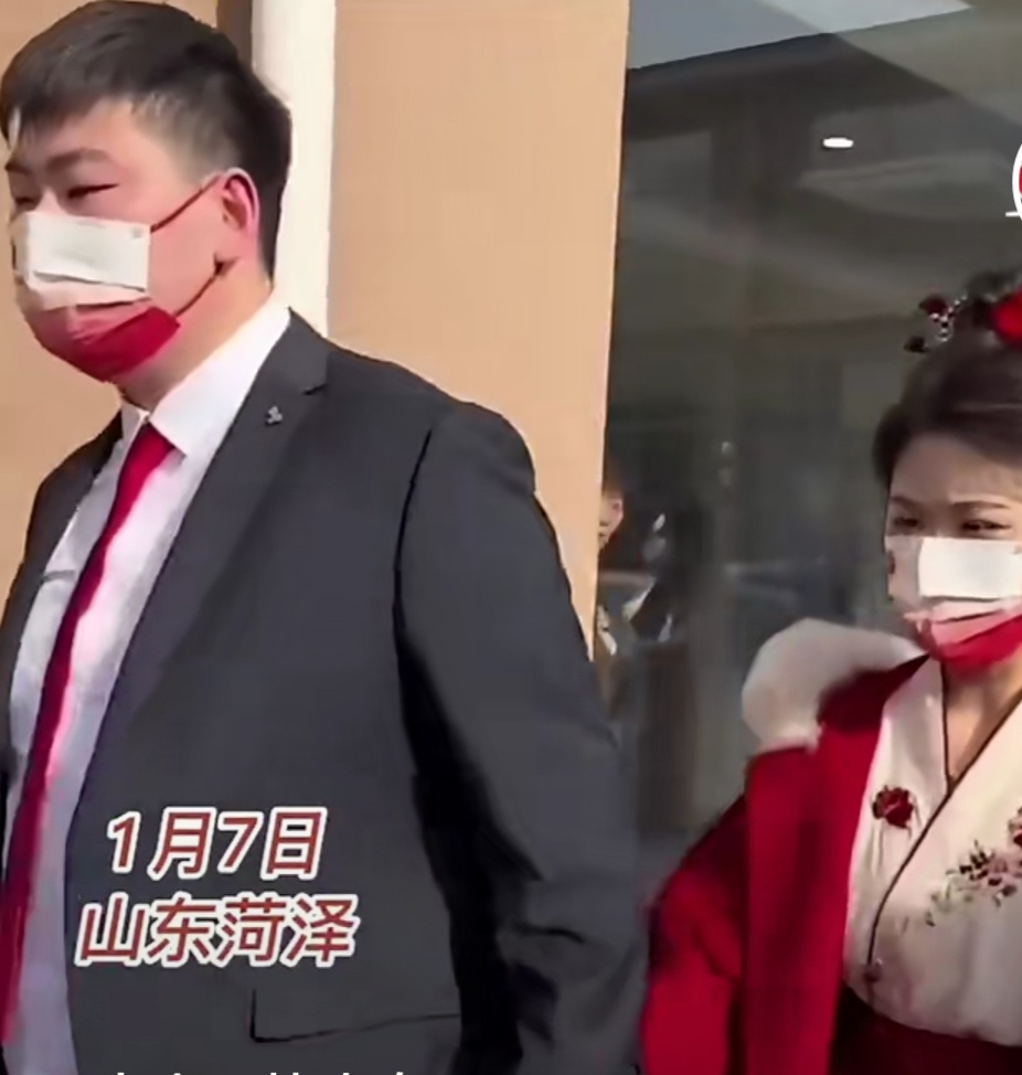 |大衣哥儿子朱小伟低调再婚,媳妇是小学老师