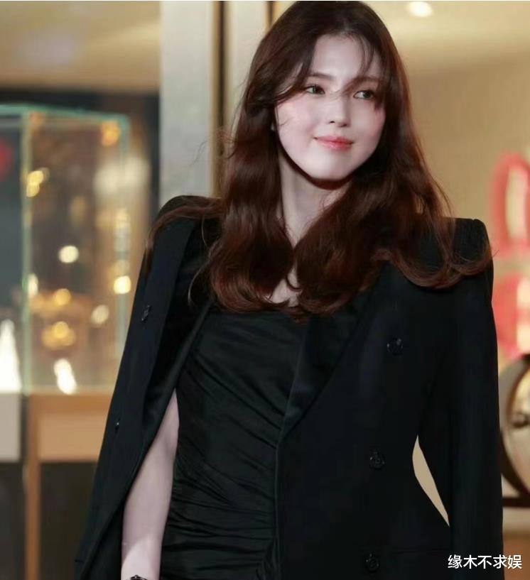 韩素希风波升级!素颜脸上斑点多,机场哭泣情绪失落,被质疑磕了