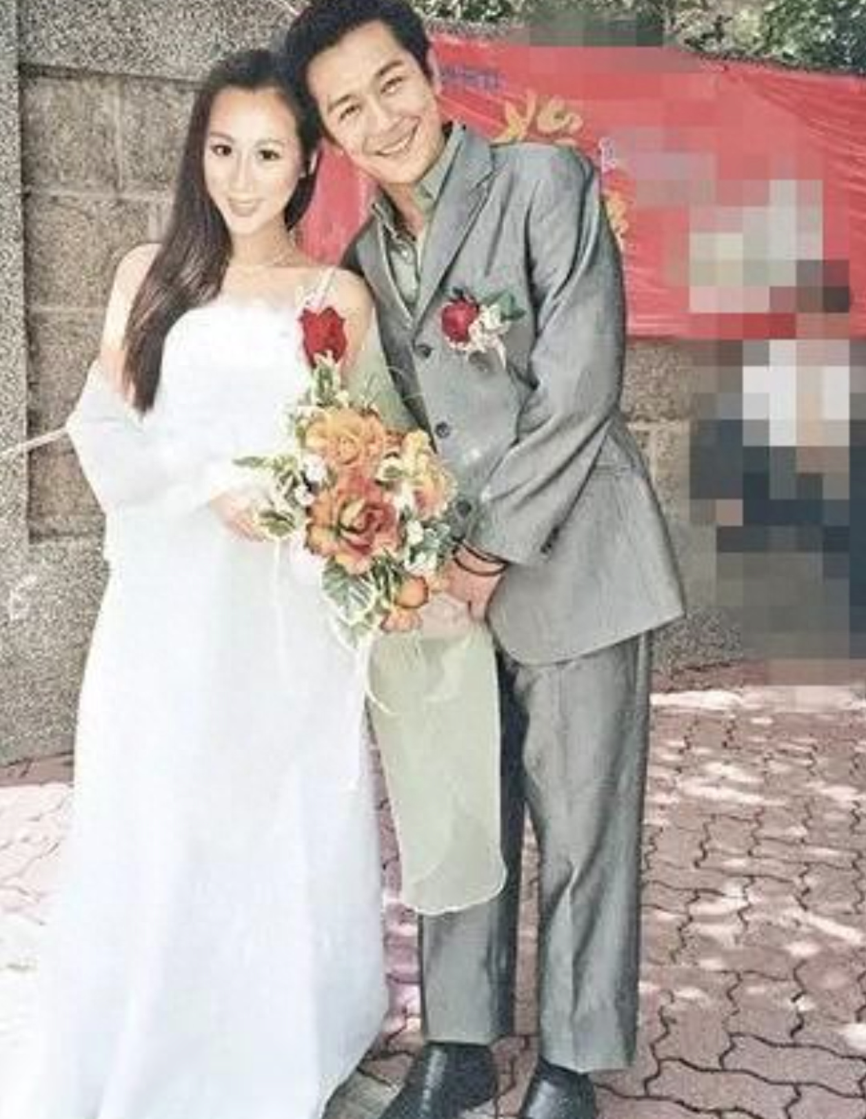 有种“整容”叫蒋丽莎结婚，5年剖4胎后，如今比大16岁丈夫还显老