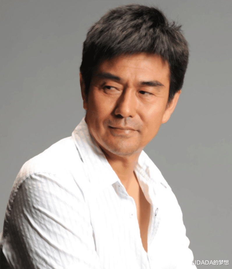 他是知名老戏骨，越老越帅，低调结婚生女，追求平凡生活