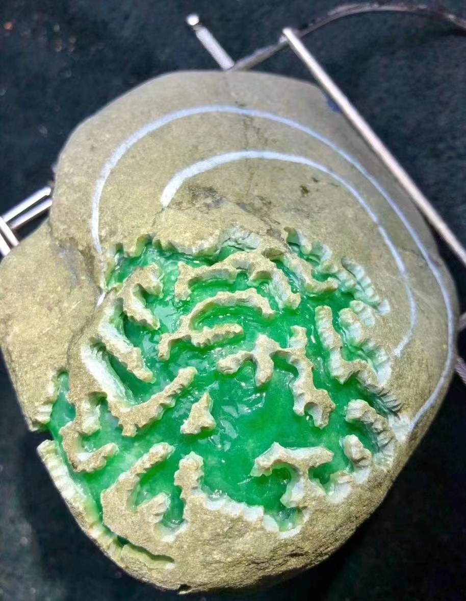 翡翠手镯|面临枯竭的缅甸翡翠,矿藏储量还有多少?中国年消耗翡翠原石多少吨?