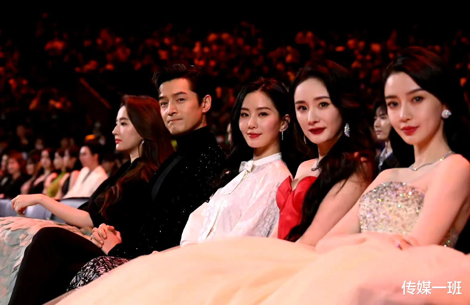 唐嫣|唐嫣被堵微博之夜门口后续:她不肯和解?85花登台拍照拖时间