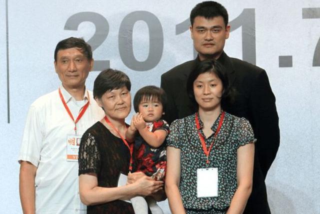 姚明 姚明13岁女儿近照曝光！做美甲穿民族服饰，五官随爸爸偏男相