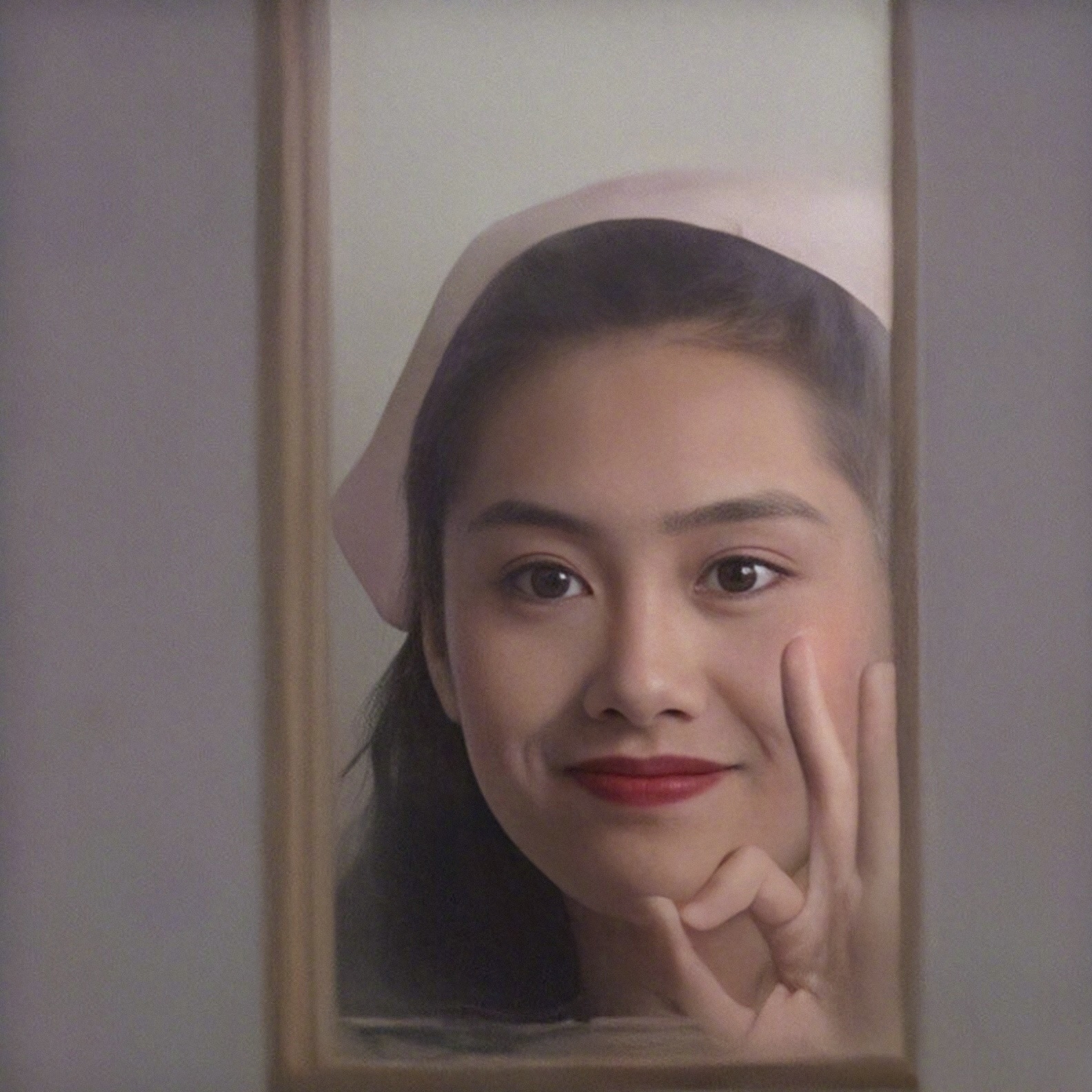 52岁朱茵现状:住深山村屋开两万块破车,网友:活成了大妈的样子