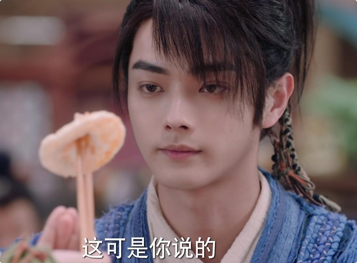 男主抹口红,女主苍蝇腿睫毛、木偶纹脸,这剧多看一分钟都是折磨