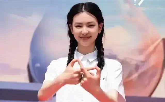 某女明星片场耍大牌！40多度让群演干等晕倒，态度恶劣驱赶学生！