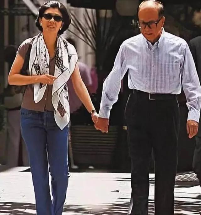 96岁李嘉诚想活过110岁，广州带小女友听养生讲座，想多陪陪她