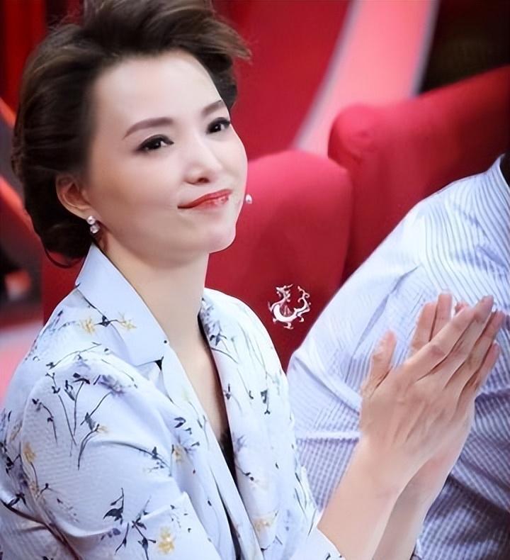 密春雷再被执行5亿总计12亿, 董卿后悔不已:称当初谈恋爱被利用了