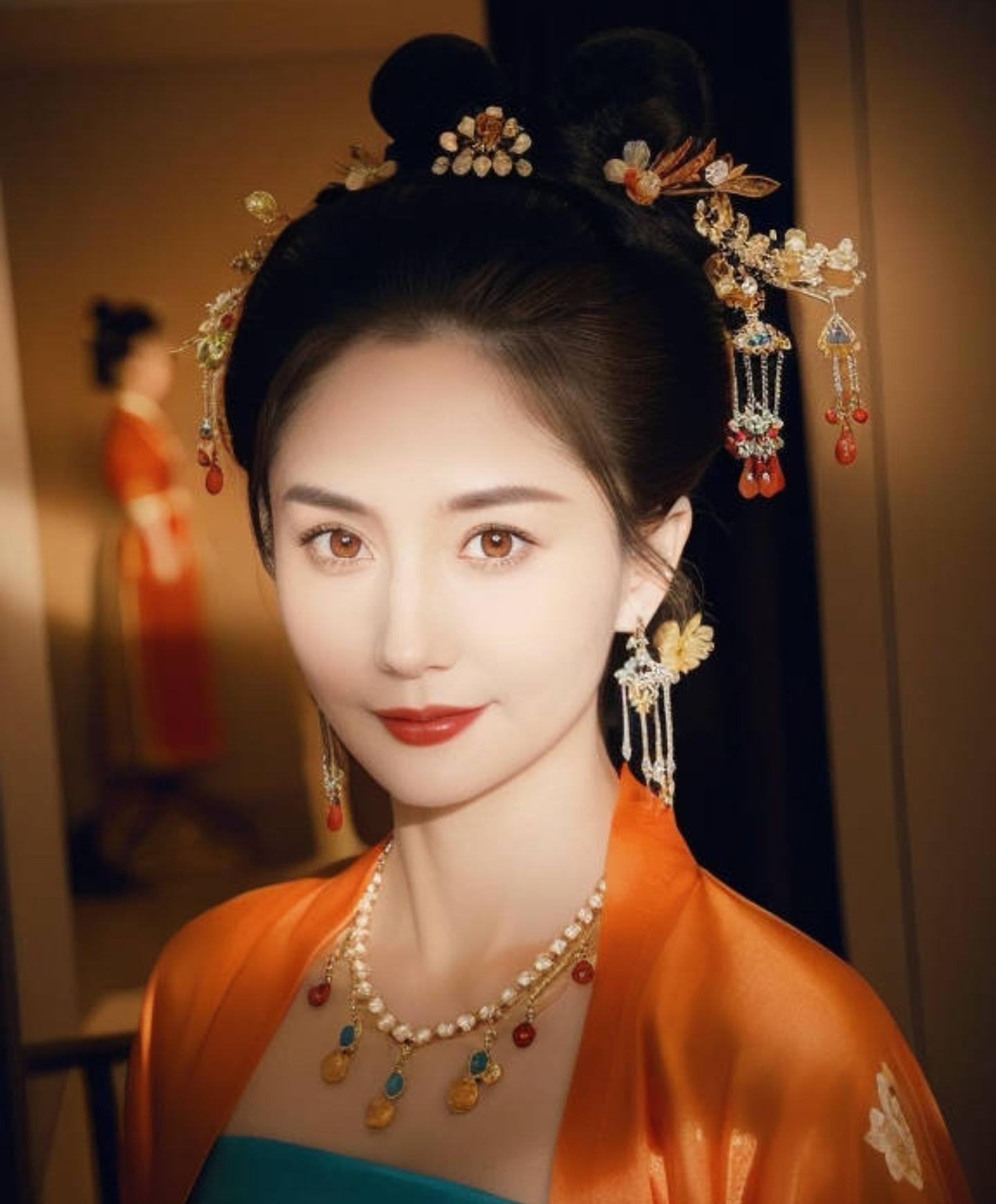 十八线女星炫富惹争议，3000万高调买豪宅被批：钱全让明星捞去了