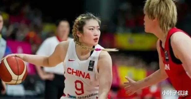 全程卷裤腿、露出大腿！李梦卷裤腿原因曝光，或遭篮协重罚