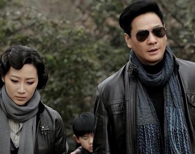 成名后抛弃妻女，为娶小8岁娇妻净身出户，如今前妻走红他变路人