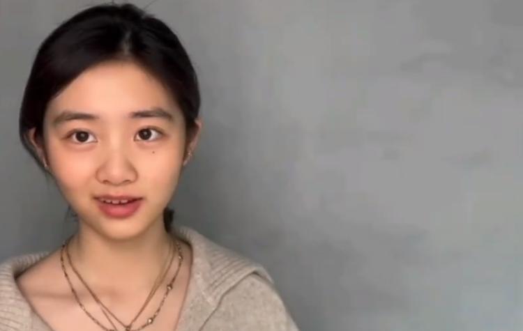 黄忆慈|黄多多被批误人子弟，戴双耳钉和炸眼首饰，教学视频粗制滥造