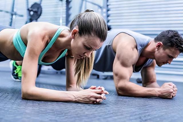 实话实说：经常做俯卧撑的人，3大好处不会太迟到，男人可以试试