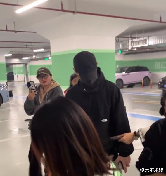 邓伦正式复出！成立火社甄选开启首场直播，成绩不佳离场后颓废！