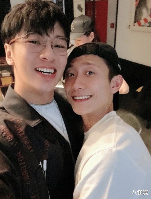 杨紫大学同学结婚，张一山担任伴郎，戴眼镜封印颜值不抢新郎风头