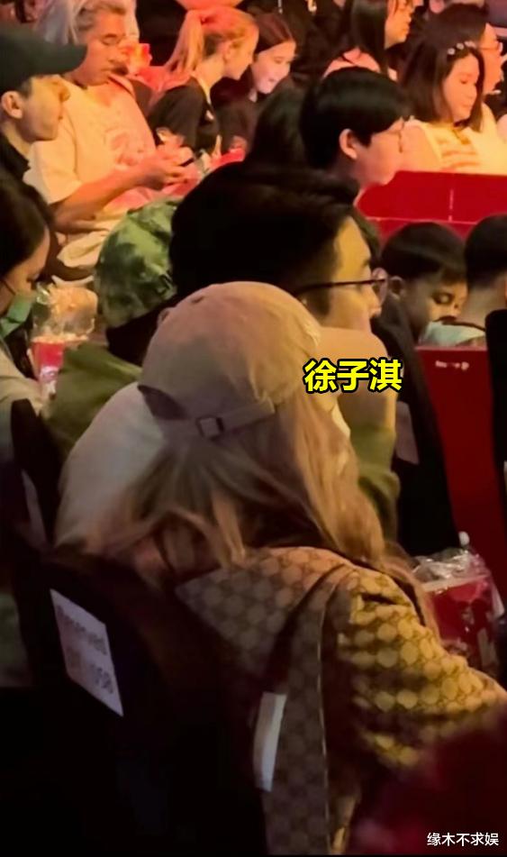 霍启刚一家5口被偶遇,郭晶晶只顾玩手机,徐子淇甘比李嘉诚也在