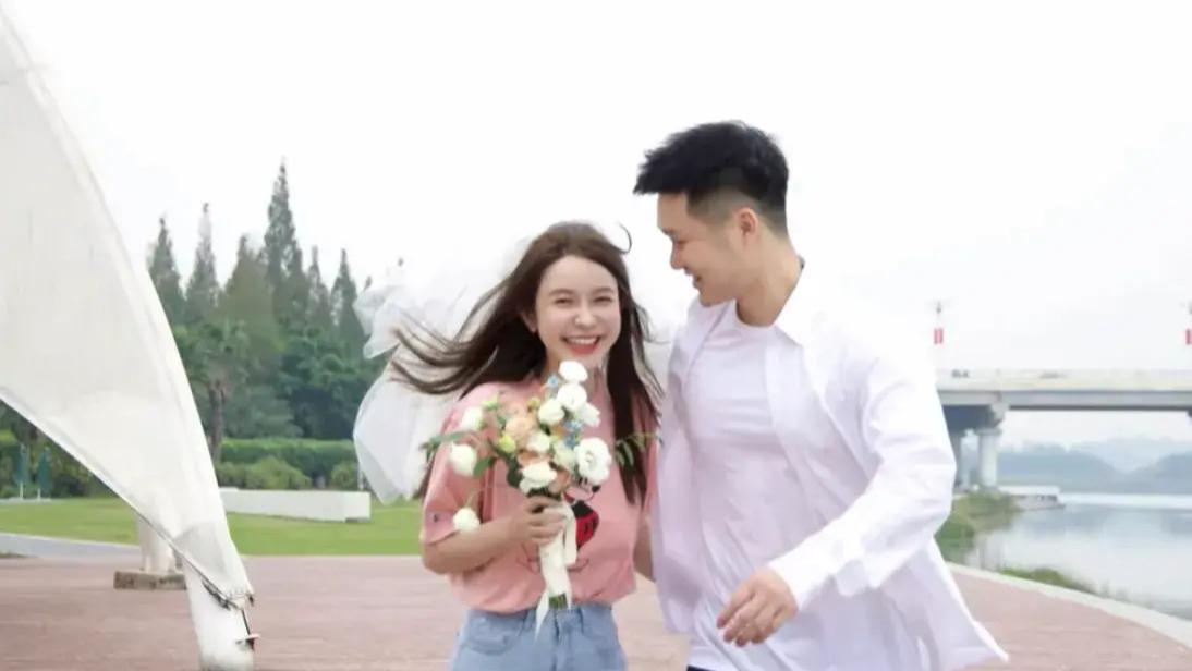 张大奕婚后疯狂输出恩爱：游戏兴起甜蜜接吻，丈夫大夸“好老婆”