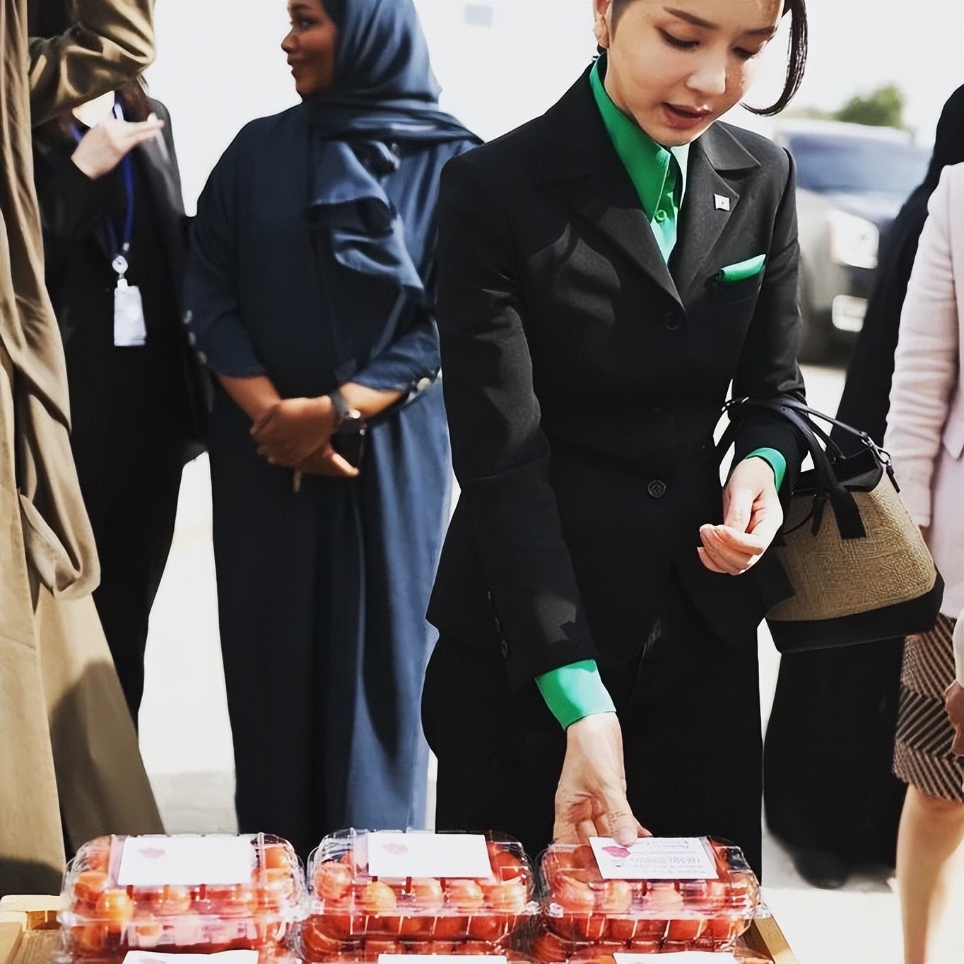 发型师 韩国第一夫人罕见穿帆布鞋营业！戴绿丝巾穿绿袜子，开心逛菜市场