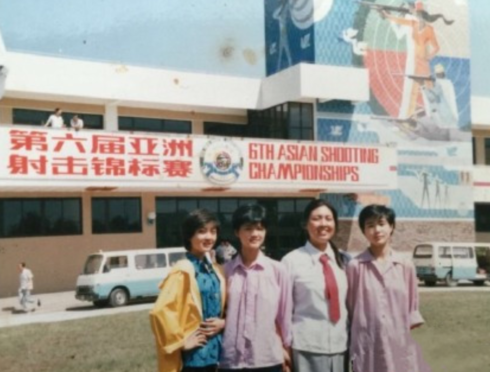 牛莉|牛莉：8次登春晚，24岁嫁给大7岁圈外男友生儿育女，50岁依旧很美