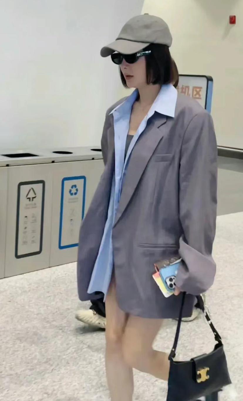 秦岚机场被偶遇,无美颜滤镜模样变化好大,路人生图暴露真实年龄