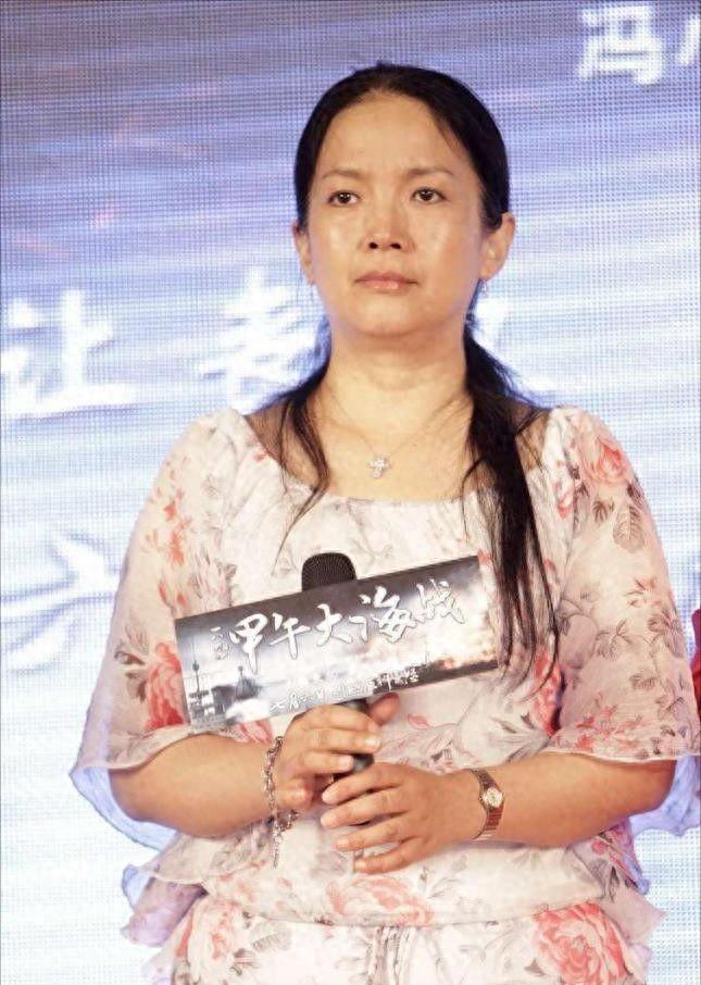 移居美国后暴露本性还是“神”迷心窍?吕丽萍夫妇在美国闹尽笑话