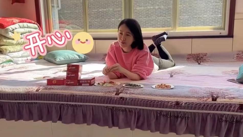 左小青|左小青农村过节！素颜躺炕上嗑瓜子接地气，女儿颜值瞩目长腿吸睛